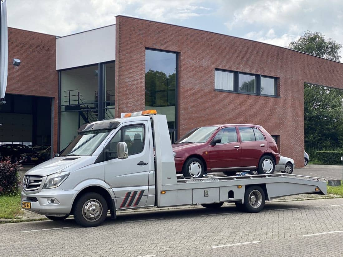 Auto op de oprijwagen bij Ashraf Auto's